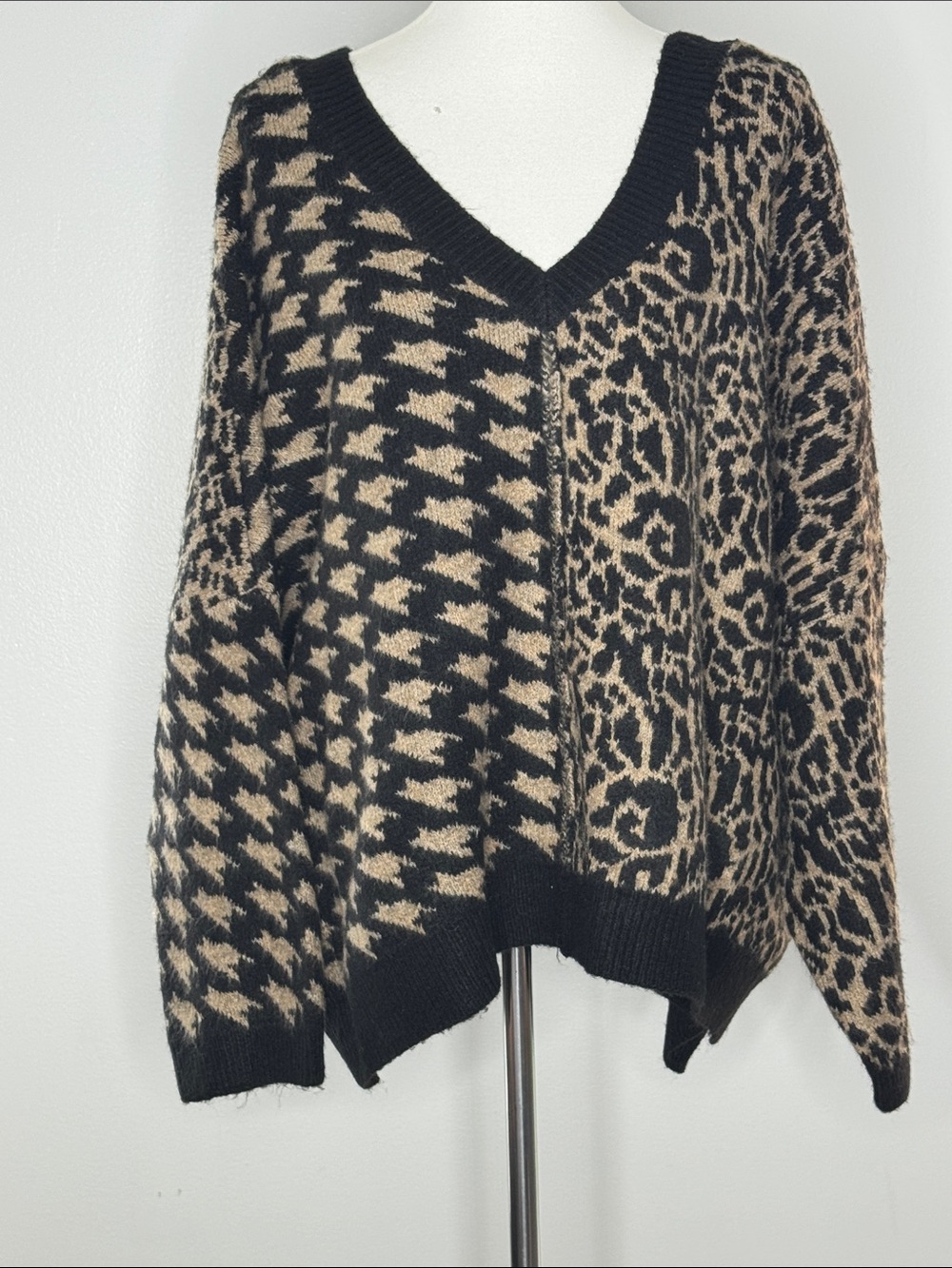 POL Mixed Houndstooth and Leopard V-Neck Sweater in Black and Beige
